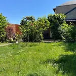 Luxe + Jardin Et Terrasse بيت للعطل بونتواز